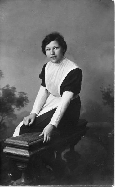 Портрет девушки, 1914 год. Фотография выполнена на бланке открытого письма.
