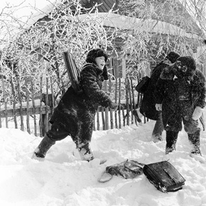 Снежки, 1957 - 1960, Горьковская обл., колхоз «Авангард». Горьковская область с 1990 года – Нижегородская.Выставки&nbsp;«Зима в объективе Всеволода Тарасевича», «Лучшие фотографии зимы» с этим снимком.