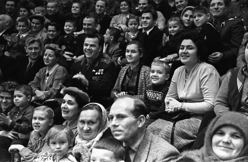Трижды Герой Советского Союза Иван Кожедуб со своей семьей в цирке, декабрь 1959, г. Москва. Выставки&nbsp;«Цирк!» и «В кругу семьи: от Ульянова до Ельцина» с этой фотографией.