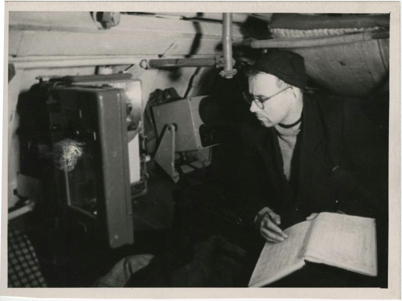 Научно-исследовательское судно «Северянка». Наблюдение за приборами, 1958 год
