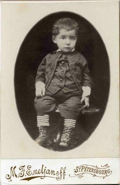 Портрет маленького мальчика в костюмчике с жилетом, 1907 - 1909, г. Санкт-Петербург