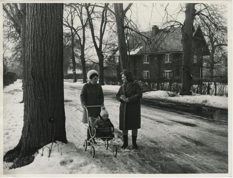 Тамара Белова на прогулке, 1960-е