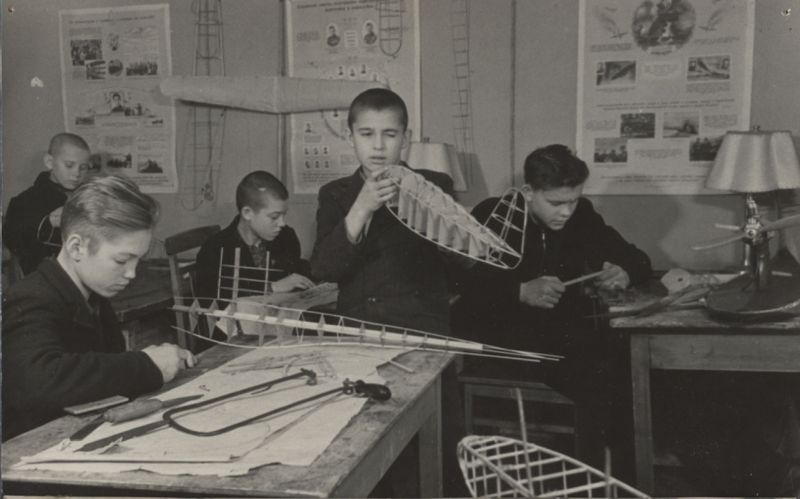 Испытание модели планера в городском доме пионеров города Мурома, 1952 год, Владимирская обл., г. Муром. Выставка «Мальчик в клубе склеил модель» с этой фотографией.&nbsp;