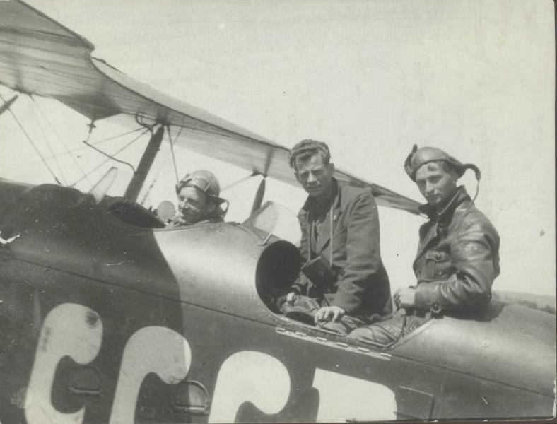 В кабине самолета, 1935 год