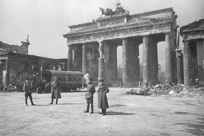 Советские офицеры на площади перед Бранденбургскими воротами, 1945 год, Германия, г. Берлин
