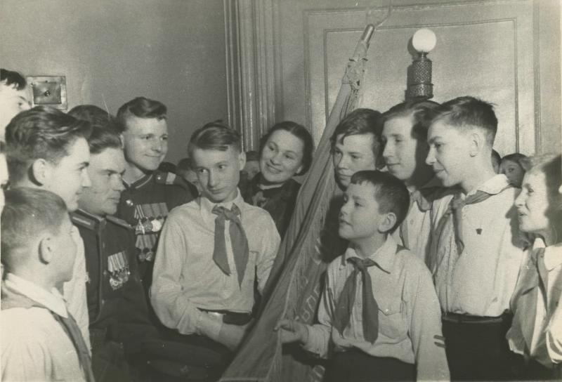 Встреча пионеров с военными, 1946 год