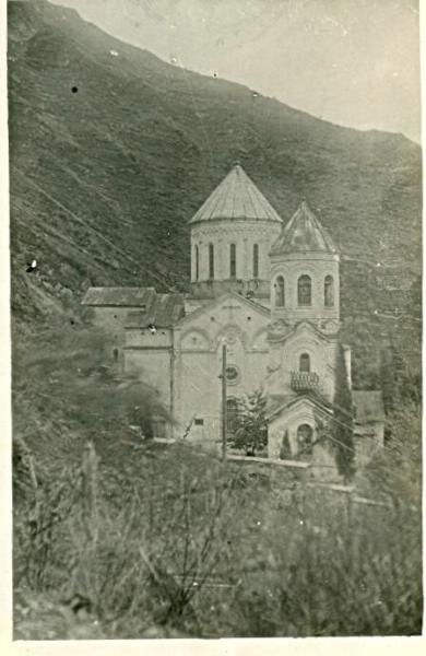 Гора Давида, 1940-е, Грузинская ССР, г. Тбилиси. Купольная церковь Святого Давида «Мамадавити» находится в центре горы Мтацминда («святая гора»). Считается, что с Х века на этой горе функционировал монастырь, позднее разрушенный, а затем в 1542 году восстановленный, В XVIII веке стал недействующим. Действующая церковь Святого Давида была построена во второй половине ХІХ века.