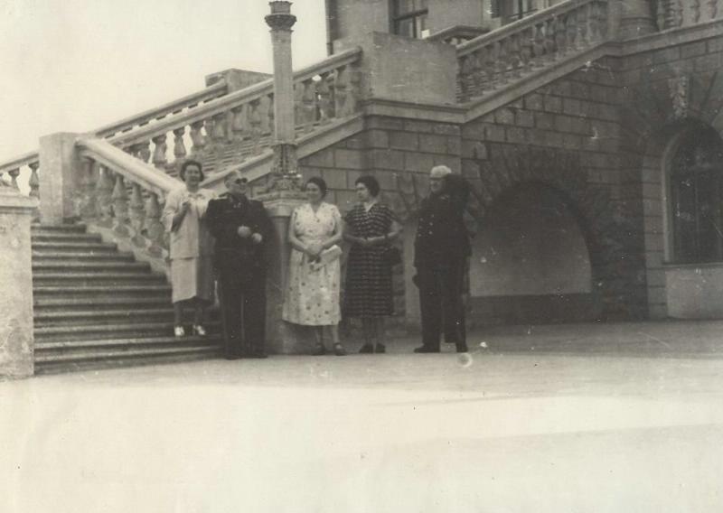 Андрей Туполев перед Дворцом студентов, 1954 год, Украинская ССР, г. Днепропетровск. С 2016 года – Днепр.Дворец Григория Потемкина – Дворец студентов Днепропетровского национального университета. Строился  на протяжении 1787-1790 годов. Архитектор - Иван Старов.&nbsp;В 1837 году  дворец был передан Екатеринославскому дворянству  для заседаний дворянского собрания. В 1849 году  в Потемкинском дворце размещался местный Общественный музей древностей.&nbsp;В 1952 году  был переименован   во Дворец культуры студентов города. С 1961 года носит имя Юрия Гагарина. 