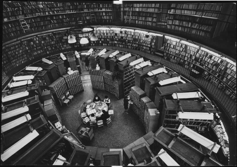 В библиотеке, 1965 - 1966. Выставки&nbsp;«Молодежь 1960-х», «Тянуться к знаниям»&nbsp;и видео «Читают все» с этой фотографией.
