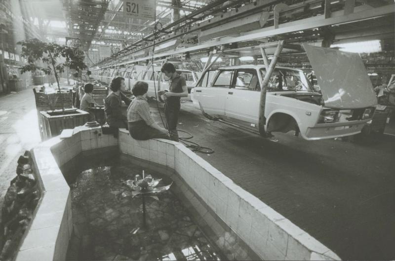 На АвтоВАЗе, 1981 год, Куйбышевская обл., г. Тольятти. Главный конвейер, цех сборки кузовов 45/2, 2 линия, бригада 521.