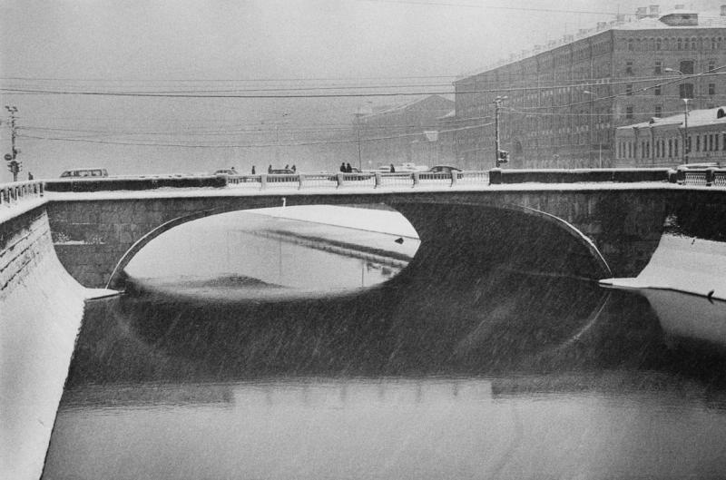 Мостик в Замоскворечье, февраль 1994, г. Москва. Выставки&nbsp;«Мосты Москвы» и «А снег идет, а снег идет, и все вокруг чего-то ждет…» с этой фотографией.