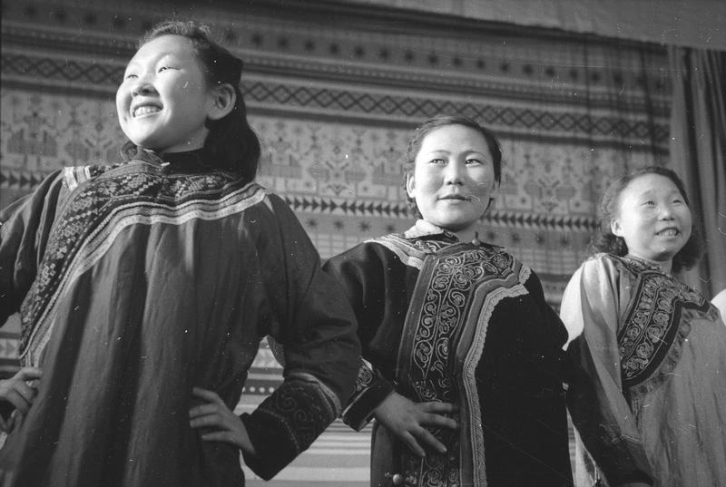 Нанайские женщины в национальной одежде, 1950-е