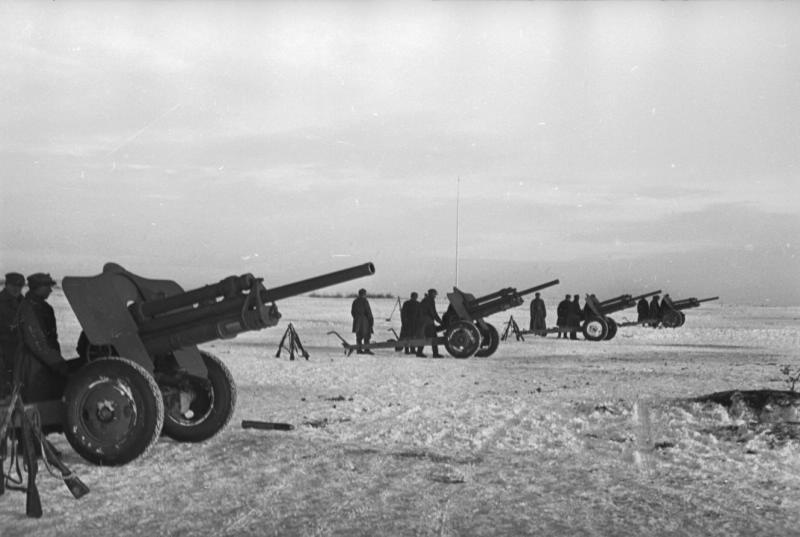 Польская дивизия. Орудия в поле, 1941 - 1942, Оренбургская обл.. Видео «Георгий Петрусов» с этой фотографией.