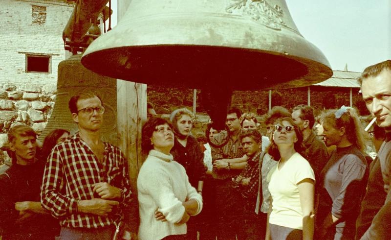 Студенты стройотряда МГУ во дворе монастыря, 1967 год, Архангельская обл., Соловецкий о.. Из серии «Студенческий отряд МГУ на Соловках».