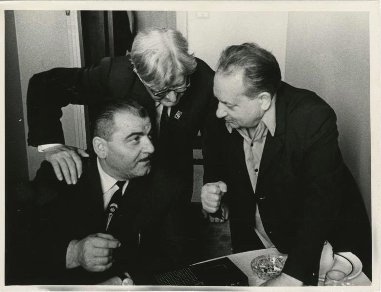 В. А. Темин беседует с двумя мужчинами, 1970-е