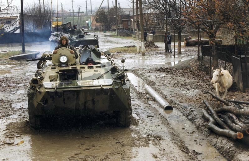 БТР, 1999 год, Чеченская Республика. 7 августа 1999 года началась Вторая чеченская война. Активная фаза боевых действий продолжалась с 1999 года по 2000 год.
