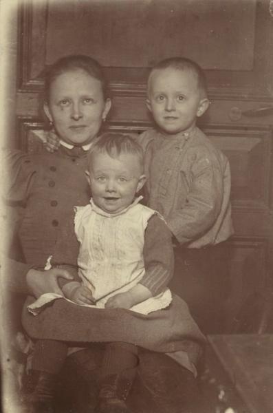 Портрет жены фотографа Павла Левинсого с двумя детьми, 1898 - 1903