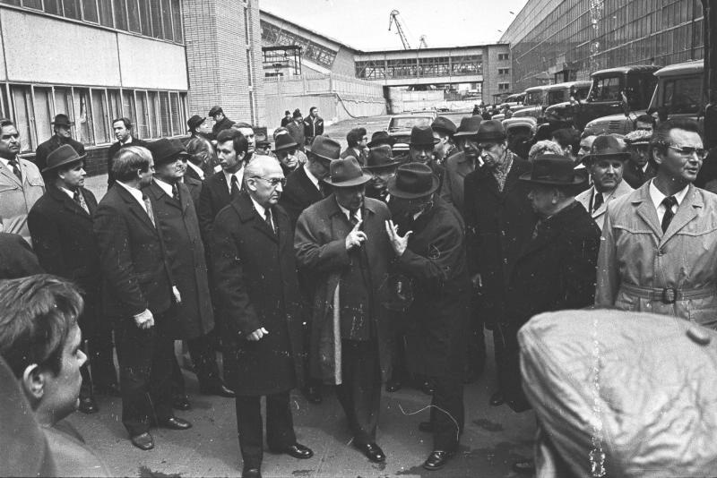 Леонид Брежнев и другие партийно-хозяйственные деятели на территории ЗИЛа, 30 апреля 1976, г. Москва