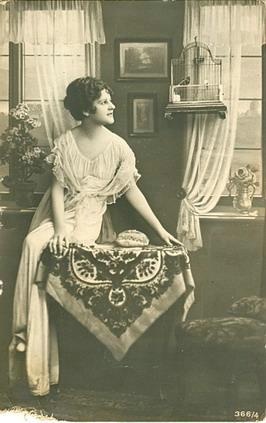 Дама со щеглом, 1920-е