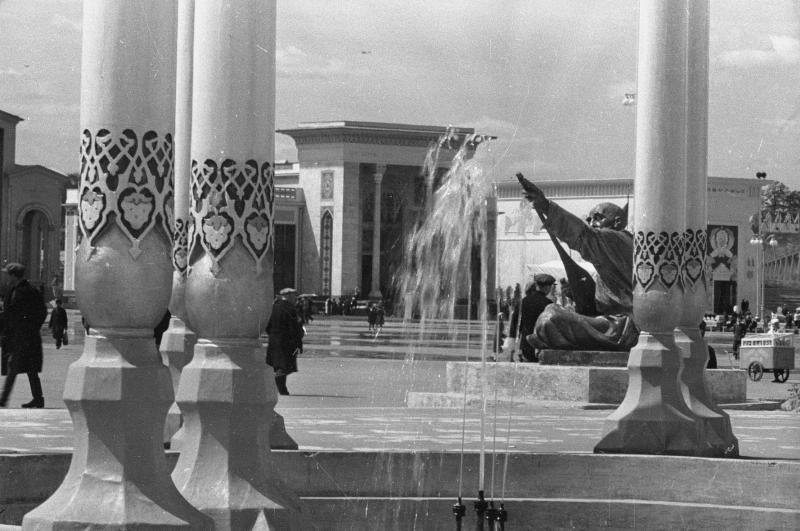 ВСХВ. Скульптура музыканта с танбуром, 1939 год, г. Москва. В 1954 году на месте старого павильона был построен новый павильон «Узбекская ССР», в 1964 году получивший новое название – «Культура».&nbsp;