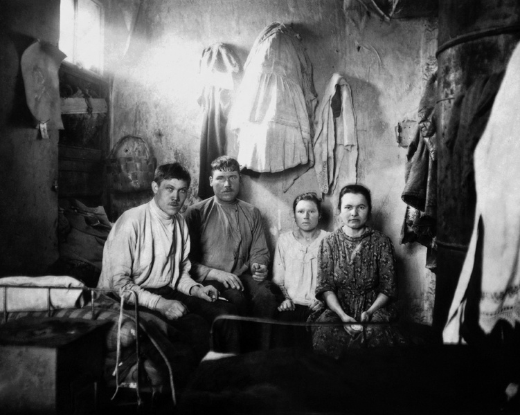 Две семьи рабочих кондитерской фабрики снимают угол в комнате, 1920 - 1923, Петроград
