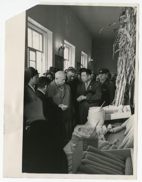 Никита Хрущев на сельскохозяйственной выставке, 1961 год