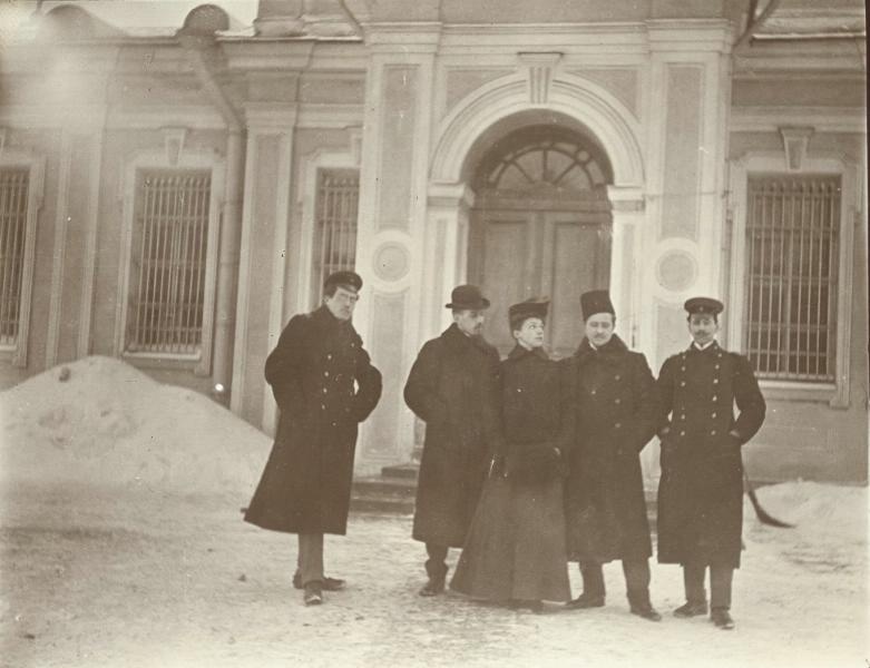 Группа людей у стены каменного дома, 1905 - 1915