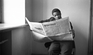 «Наша "Правда"», 23 ноября 1962 - 31 декабря 1962, г. Москва. Газета от 23 ноября 1962 года.&nbsp;Выставка «Темнокожие в СССР» с этой фотографией.
