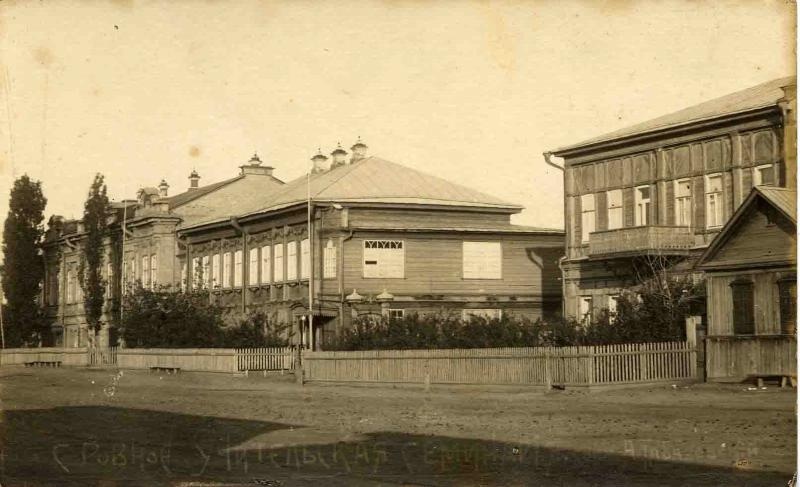 Учительская семинария, 1910-е, Самарская губ., Ровенская волость, с. Ровное. Село основано как немецкая колония Зельман в 1767 году. Сейчас поселок городского типа в Саратовской области. Учительская семинария открыта в 1903 году. При ней была начальная школа, где семинаристы проходили практику. Школа получила название «образцовой». После революции на базе семинарии действовало педагогическое училище. В 1955 году оно было закрыто, а помещение передано средней школе.