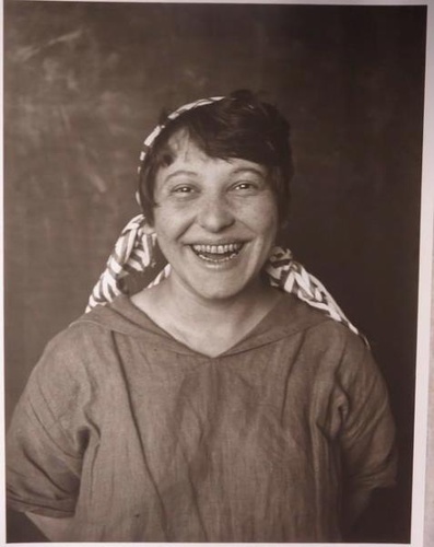 Фото "Комсомолка смеется. Портрет Варвары Степановой для обложки ...