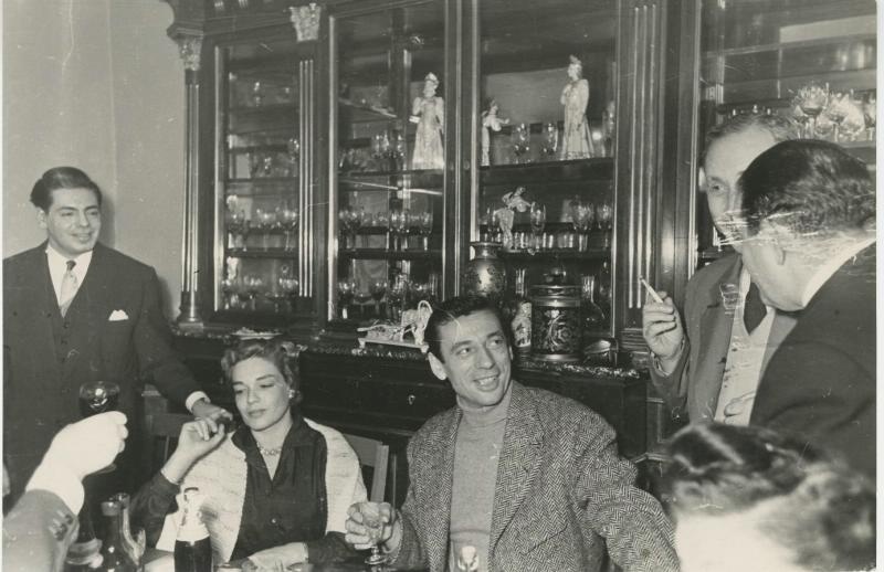 Аркадий Райкин, Симона Синьоре, Ив Монтан и Леонид Утесов в ресторане ЦДЛ, 1956 год, г. Москва