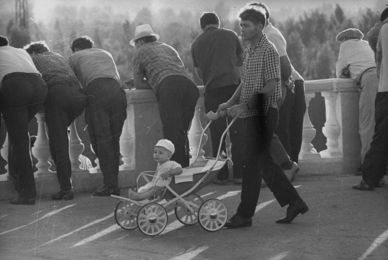 Мужчина с детской коляской, 1967 год, Волгоградская обл., г. Волжский. Выставка «Мужской день» с этой фотографией.