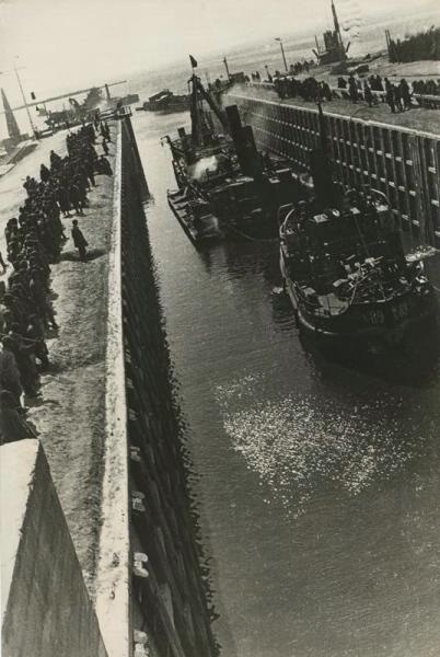 Корабль в шлюзе, 1933 год. Выставка «Не говори никому лишнего, что я на Беломорканале…» с этой фотографией.На строительстве Беломорско-Балтийского канала.