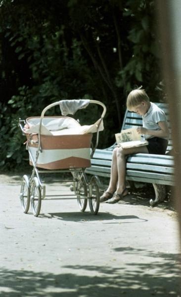 Мальчик с детской коляской, 1967 год, Волгоградская обл., г. Волжский