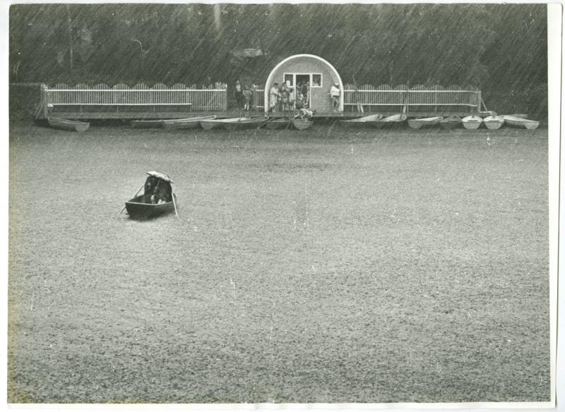 Дождь в Марфине, 1976 год. Выставка «10 лучших фотографий под дождем» с этим снимком.