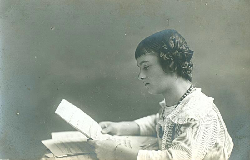 Девушка с нотами, 1920-е