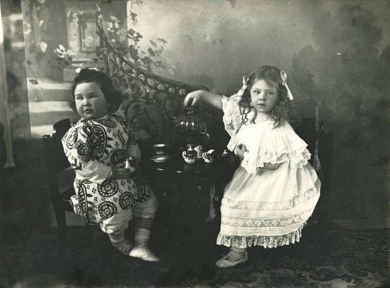 Девочки за самоваром, 1910-е. Выставки&nbsp;«Лучшие фотографии. Чайные церемонии» и «15 фотографий с самоваром» с этим снимком.