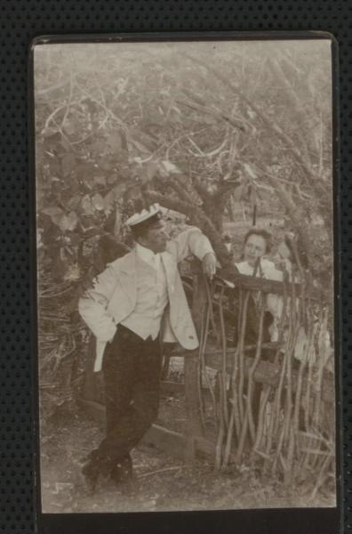 Разговор у плетня, 1900-е. Выставка «Говорить на одном языке» с этой фотографией.