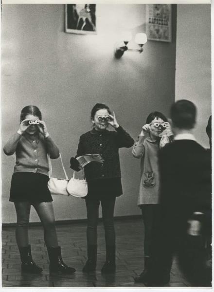 Центральный детский театр. В антракте, 1970 год, г. Москва. Выставка «Театралы» с этой фотографией.