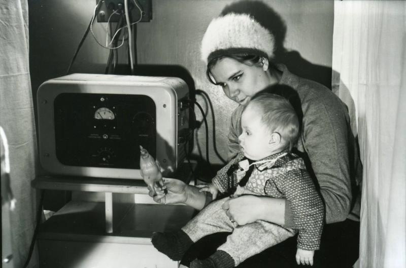 Женщина с ребенком в поликлинике, 1955 - 1965
