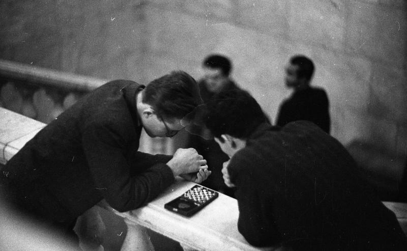 В аудитории. Студенты играют в шахматы, 1963 - 1964, г. Москва. Выставки «По следам Лужина» и «Шахматная страна» с этой фотографией.