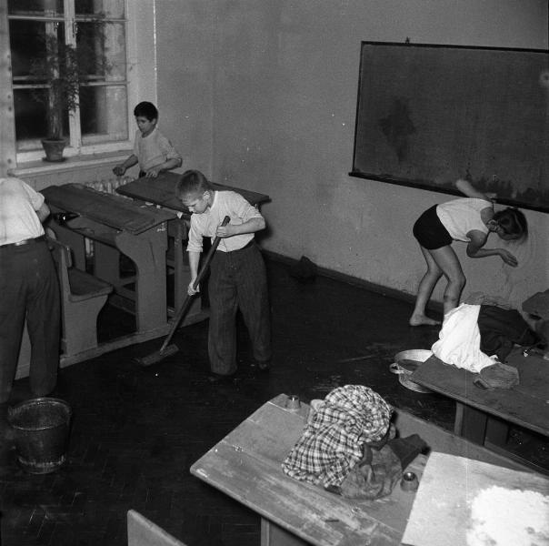 Генеральная уборка в школе-интернате в г. Пушкине, 1956 год, Ленинградская обл., г. Пушкин