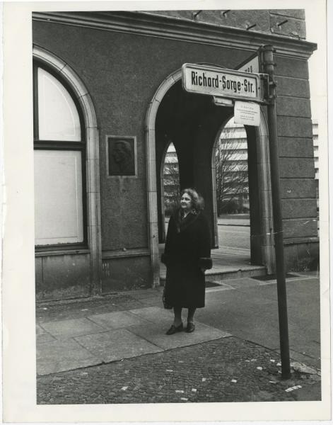 Тамара Белова на улице Рихарда Зорге, 1970-е, Германия, г. Берлин (?)