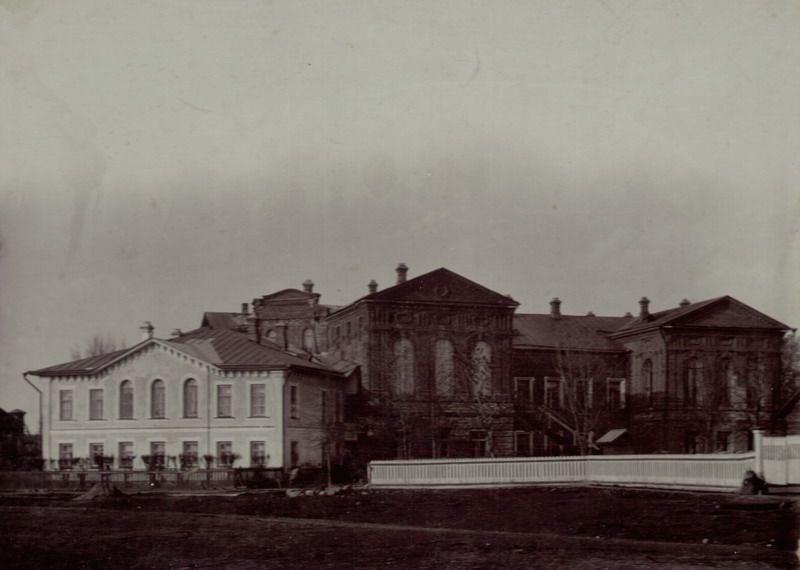 Мариинская женская гимназия, 1900-е, г. Череповец и Череповецкий район. Выставка «Не принуждать, а развивать!» с этой фотографией.