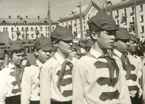     Фото Пионерский парад на площади Металлургов в день 50летия пионерской организации, 1972 год, г. Череповец и Череповецкий район  История России в фотографиях