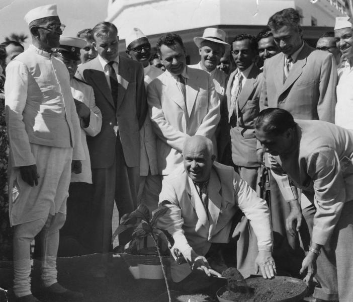 Никита Хрущев сажает дерево во время официального визита в Индию в 1955 году, 1955 год, Индия. Выставка «Лидеры СССР за границей» с этой фотографией.