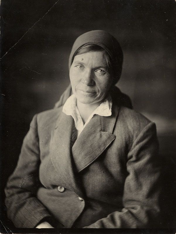 Портрет заведующей фермой Борисоглебского колхоза И. Мухиной, 1944 год, Владимирская обл., Муромский р-н. В 1929 году Владимирский край вошёл в состав Ивановской промышленной области, с 1936 года – в Ивановскую область. В 1944 году была образована Владимирская область.
