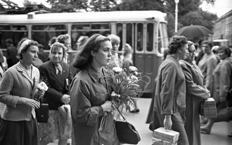 Девушка с букетом, 1965 год, г. Ленинград. Невский проспект.