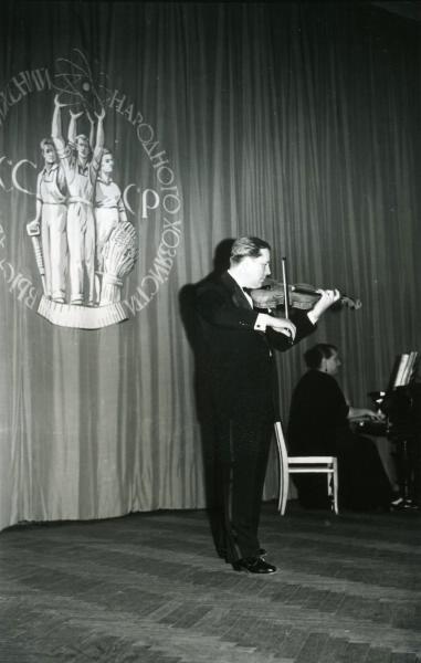 Выступление скрипача на ВДНХ, 1960-е, Москва