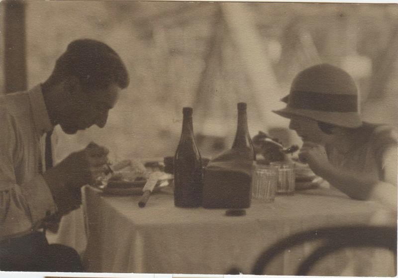 Пара за обедом с вином, 1926 год. Выставки&nbsp;«Bon appetit!»,&nbsp;«В стиле НЭП»&nbsp;и «In vino / pivo / vodka veritas...» с этой фотографией. 